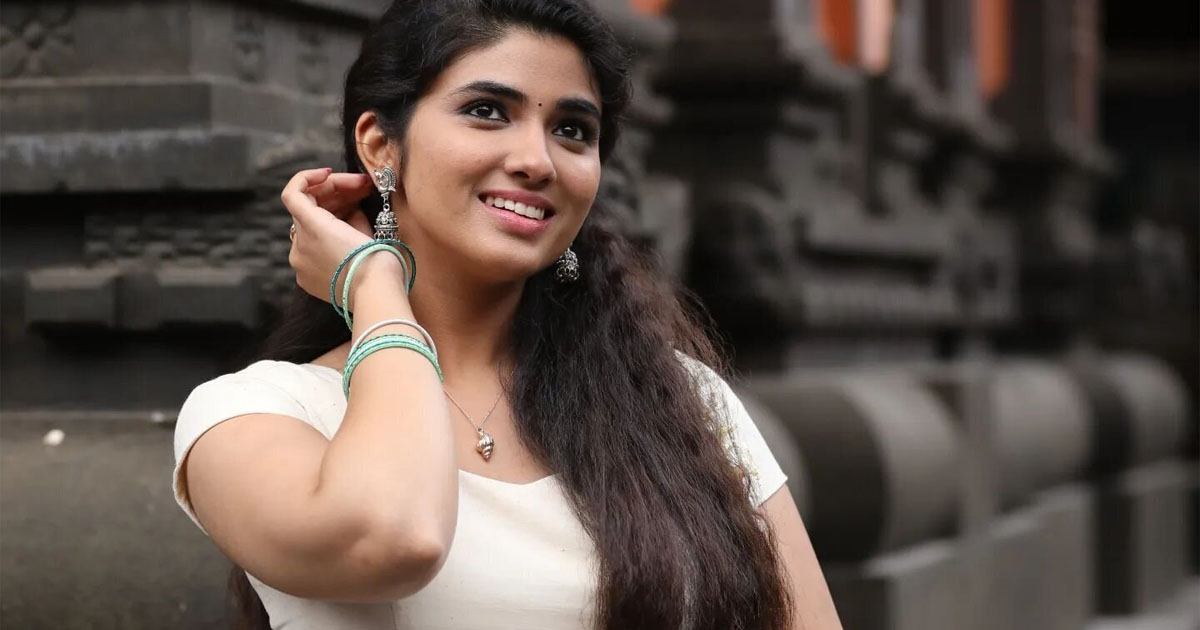 അവൻ തന്നോട് ഒന്നുകൂടി ചേരുന്നതും കഴുത്തിടുക്കിൽ ആ ചുണ്ടുകളുടെ ചൂട് പടരുന്നതും അവൾ അറിയുന്നുണ്ടായിരുന്നു…
