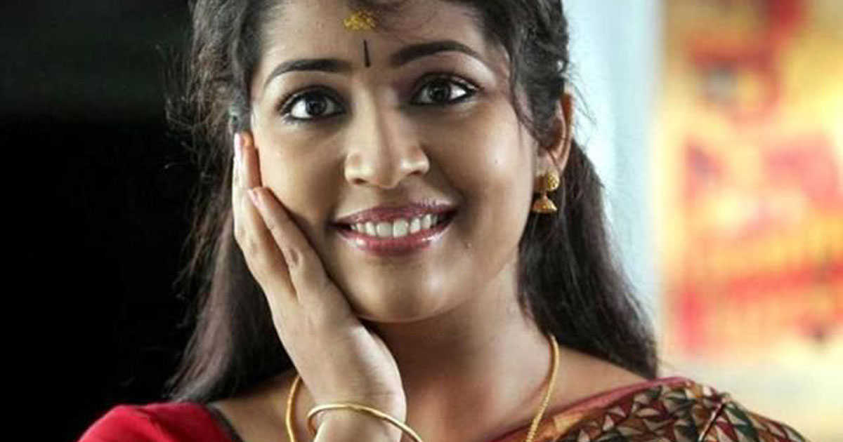 അവര് കട്ടിലിൽ നിന്നും എണീക്കാൻ നോക്കി. ഞാൻ കൈ പിടിച്ചു സഹായിച്ചു. അവരെ കണ്ടാലേ അറിയാം തീരെ വയ്യാന്ന്. വയാതിരിക്കുന്ന ഒരാളോട് ശത്രുത കാണിക്കാൻ എനിക്ക് പറ്റില്ല. എന്റെ അമ്മ അതെന്നെ ശീലിപ്പിച്ചിട്ടില്ല.